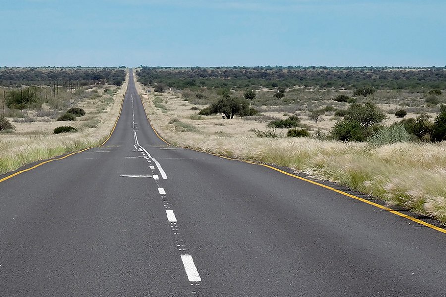 Sie werden es an allen Ecken und Enden in Namibia sehen, lange gerade Straßen und somit beeindruckende Linien – halten Sie sie fest! Experimentieren Sie mit dem Bildausschnitt und Ihrem Standpunkt. Schauen Sie im Display, wie es Ihnen am besten zusagt…