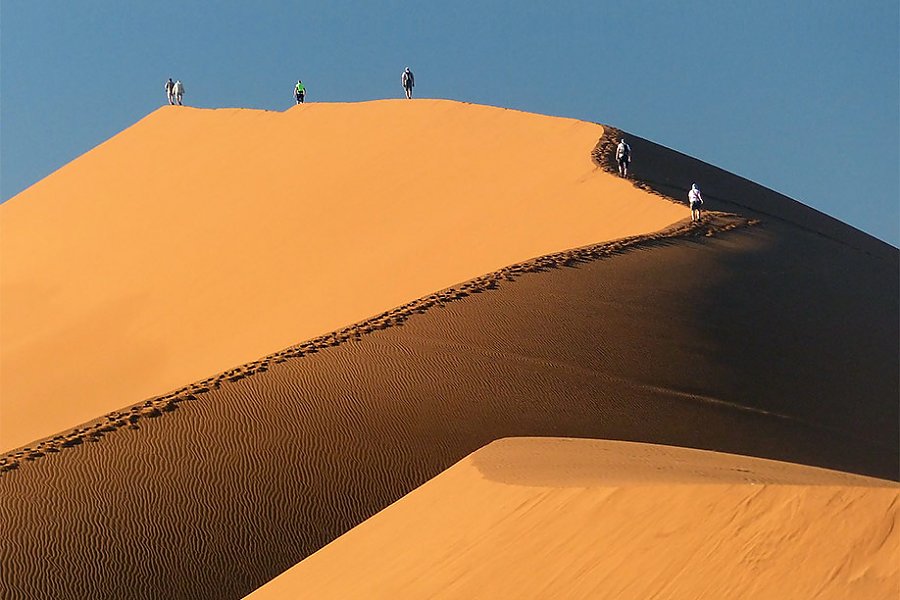Ein stark begrenzter Ausschnitt im Dünenmeer des Sossusvlei. Nur so kommen die Linien besser zur Geltung und die Strukturen in den teilweise schattigen Sandflächen.