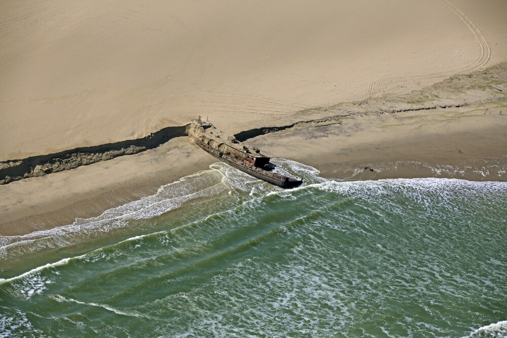 Wrack an der Skeleton Coast Namibias